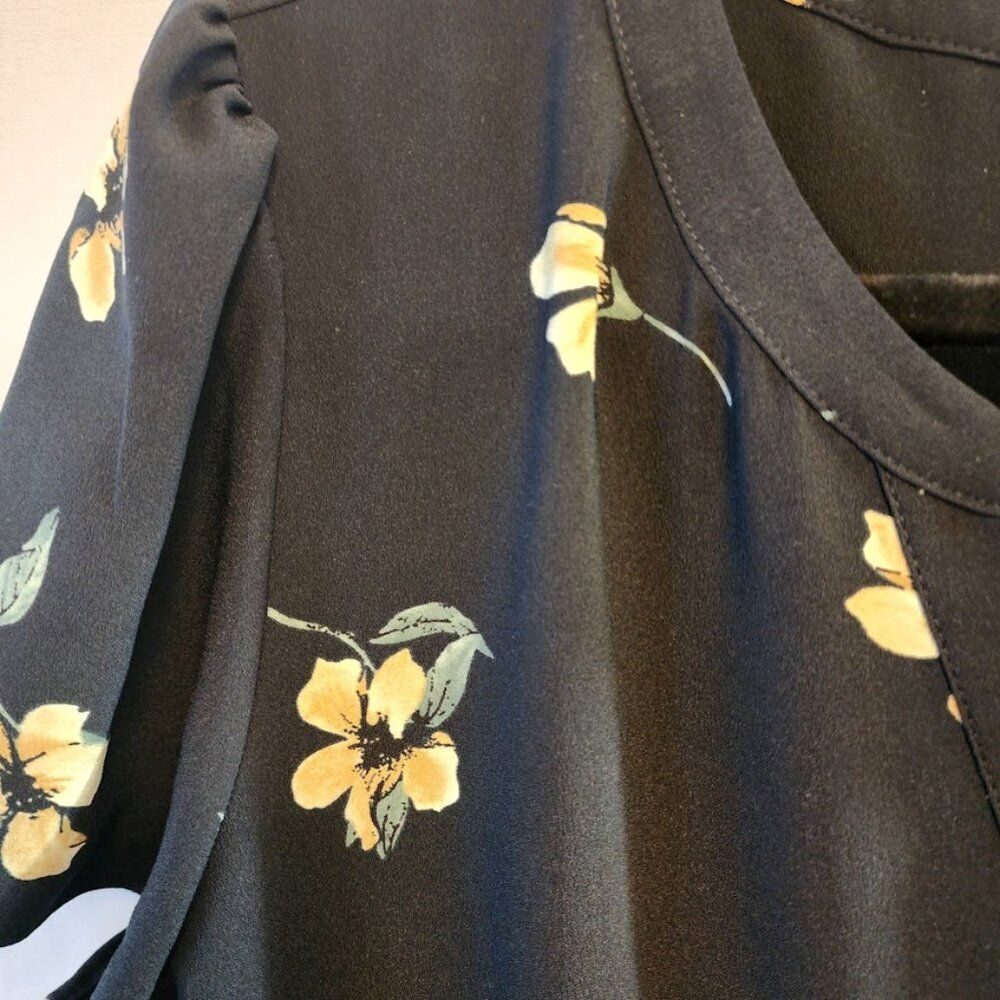 HILARY RADLEY SIZE LARGE DARK NAVY TOP WITH FLORAL PATTERN SHORT SLEEVE - Picture 3 of 11